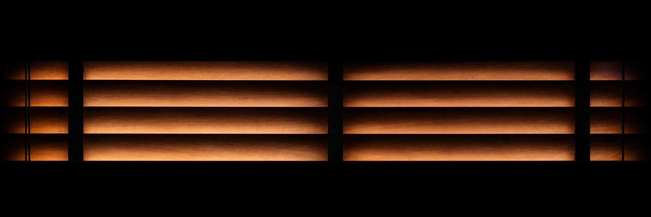 Keturios medinės lamelės su tamsiomis juostinėmis kopetėlėmis